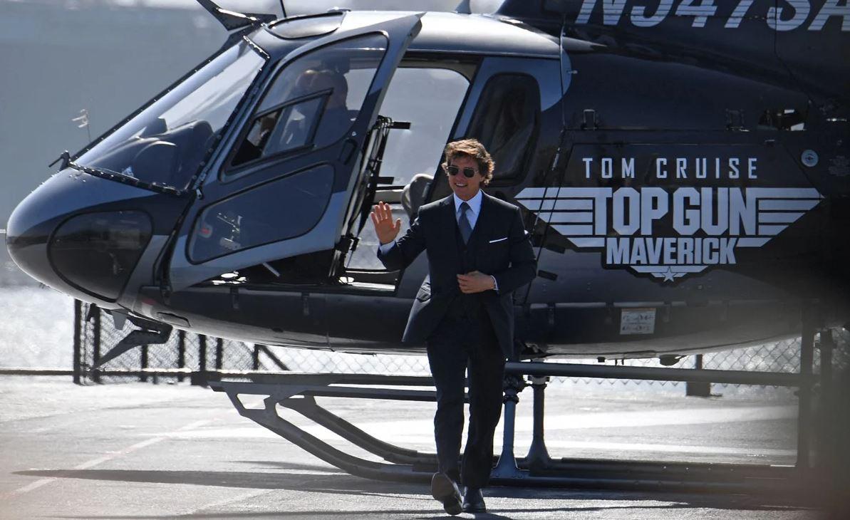 Tom Cruise Top Gun: Maverick filminin galasına helikopterle giriş yaptı