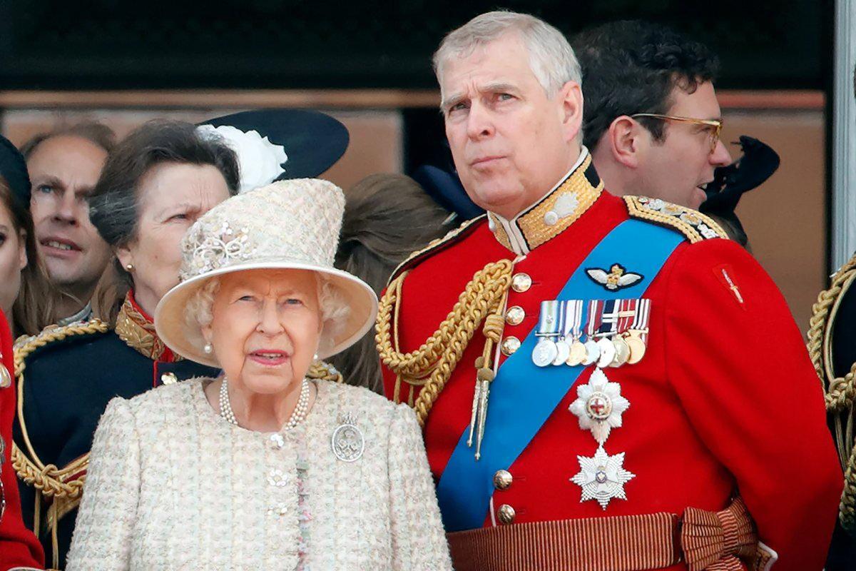 Kraliçe II. Elizabeth ve oğlu Prens Andrew
