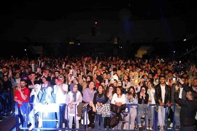 Ali Baranın Bayburttaki konserinde salon doldu taştu
