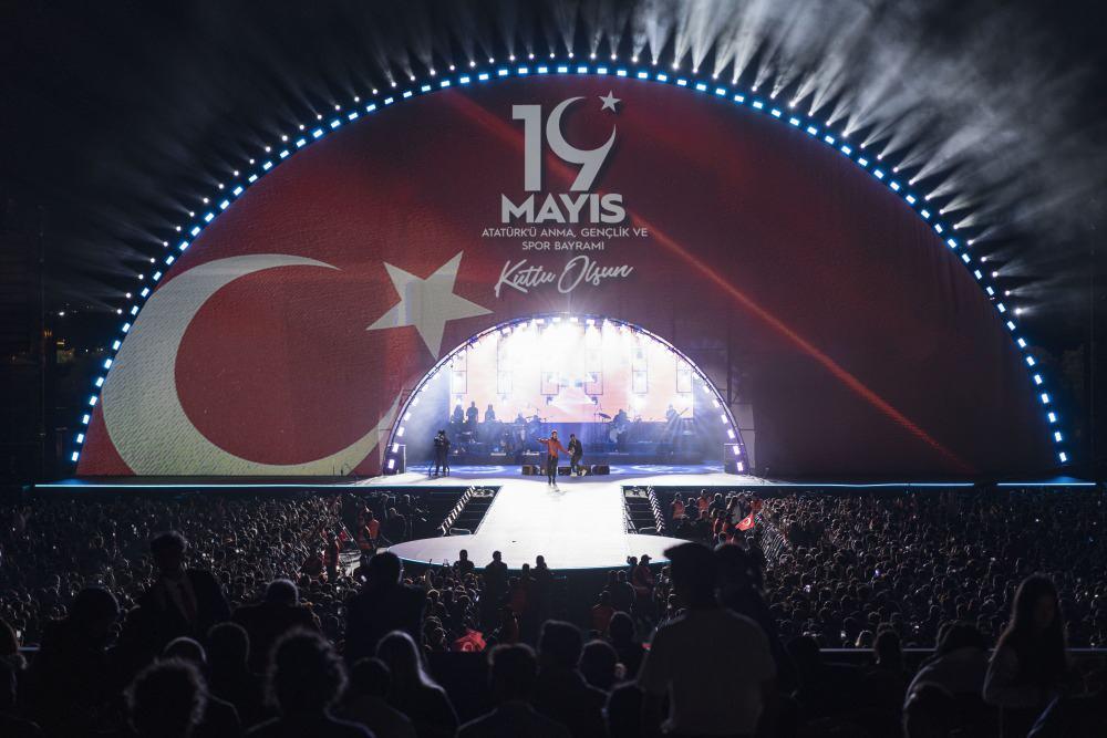Murat Boz 19 Mayıs konserinin gelirini Türk Eğitim Vakfına bağışladı