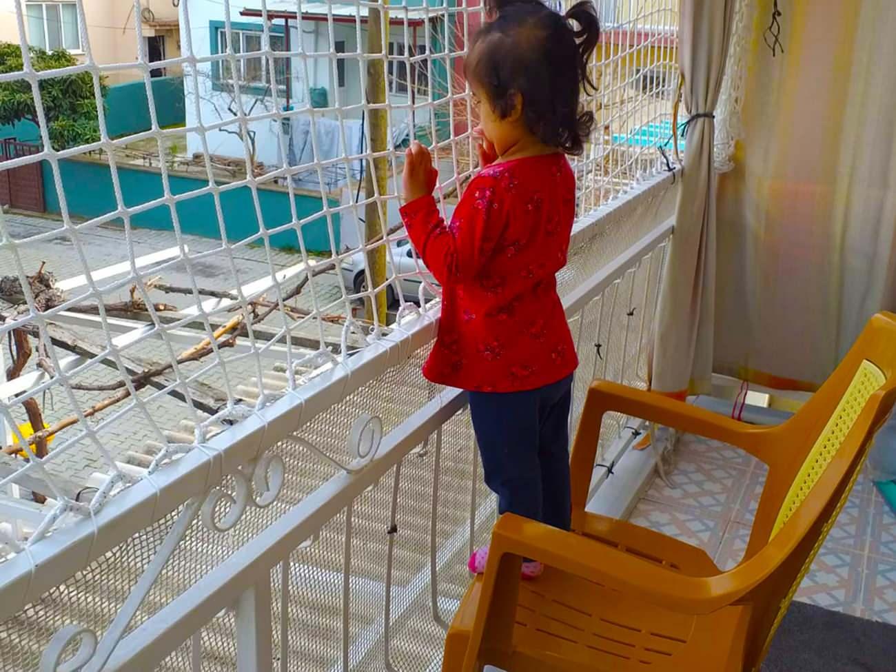Küçük çocukları can güvenliği için balkon filesi kullanabilirsiniz