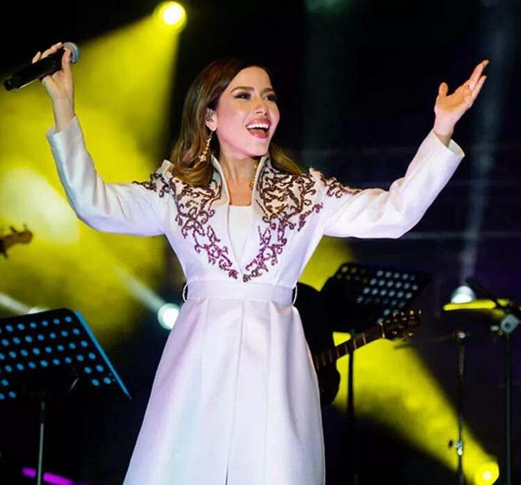 Burcu Güneş Antalya konseri için altın kaplamalı elbise diktirdi