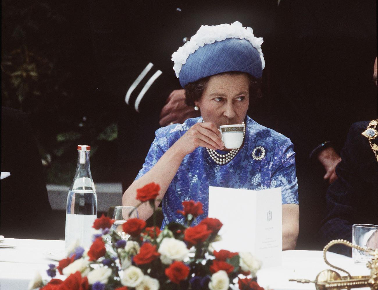 Kraliçe II. Elizabethin gençlik pozları