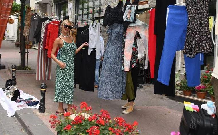 Didem Kınalı sokak hayvanlarına yardım etmek için kıyafetlerini satıyor