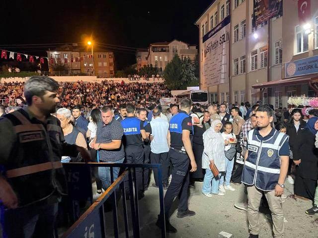 Cengiz Kurtoğlu konserinde silahlar patladı