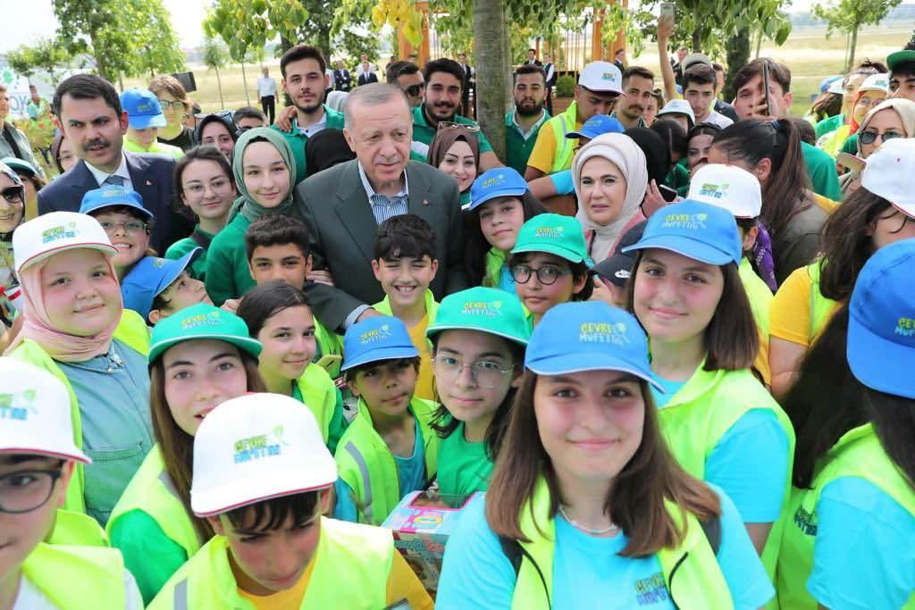 Emine Erdoğan ve Cumhurbaşkanı Erdoğan çocuklarla bir arada