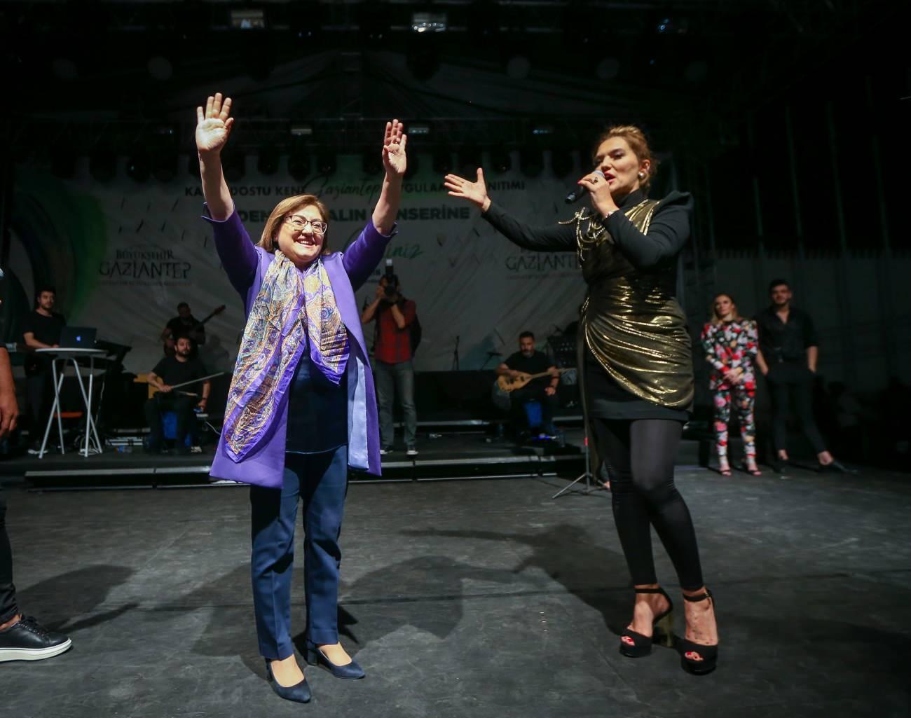 Gaziantep Büyükşehir Belediye Başkanı Fatma Şahin ve şarkıcı Demet Akalın