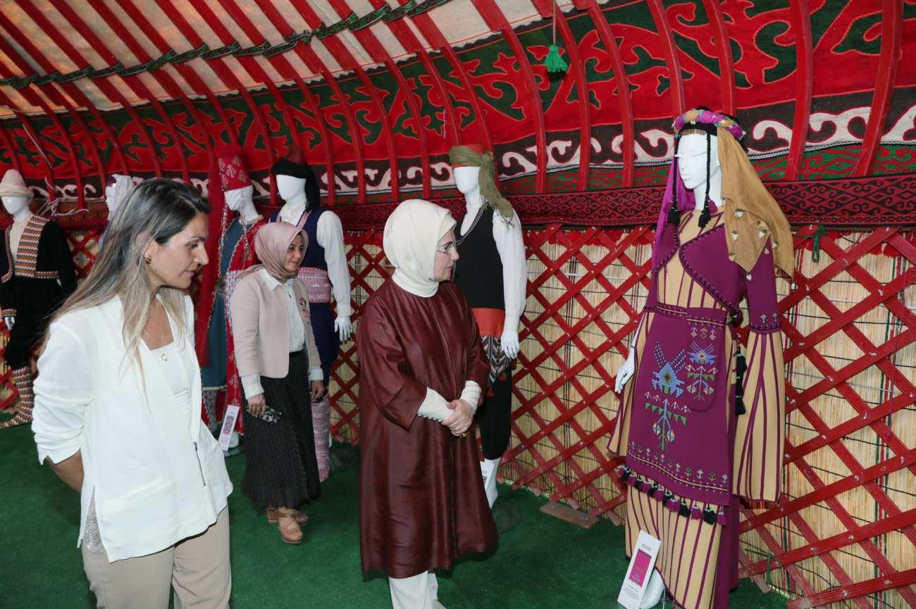 Emine Erdoğan Etnospor etkinliğinde yöresel kıyafetler hakkında da bilgi aldı