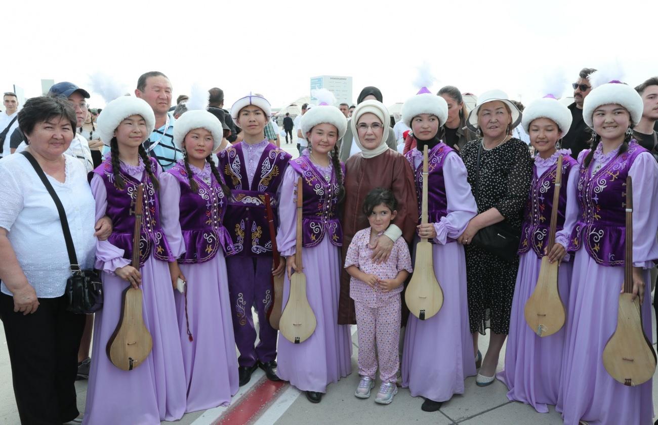 Erdoğan, etnik müzik gruplarıyla fotoğraf çekildi