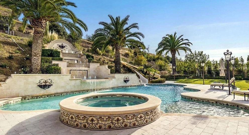 Britney Spearsın Los Angeles Calabasastaki yeni malikanesi bahçesinden kareler