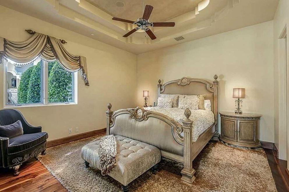 Britney Spearsın Los Angeles Calabasastaki yeni malikanesi yatak odası