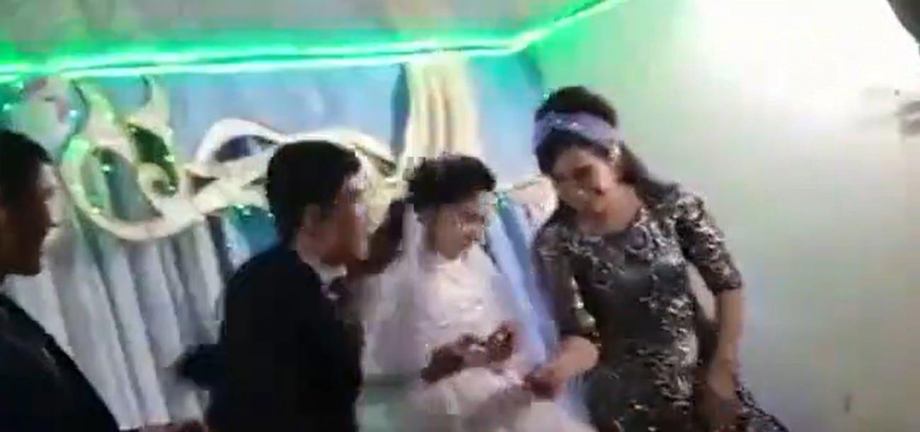 Özbekistanda bir düğünde damat geline yumruk attı