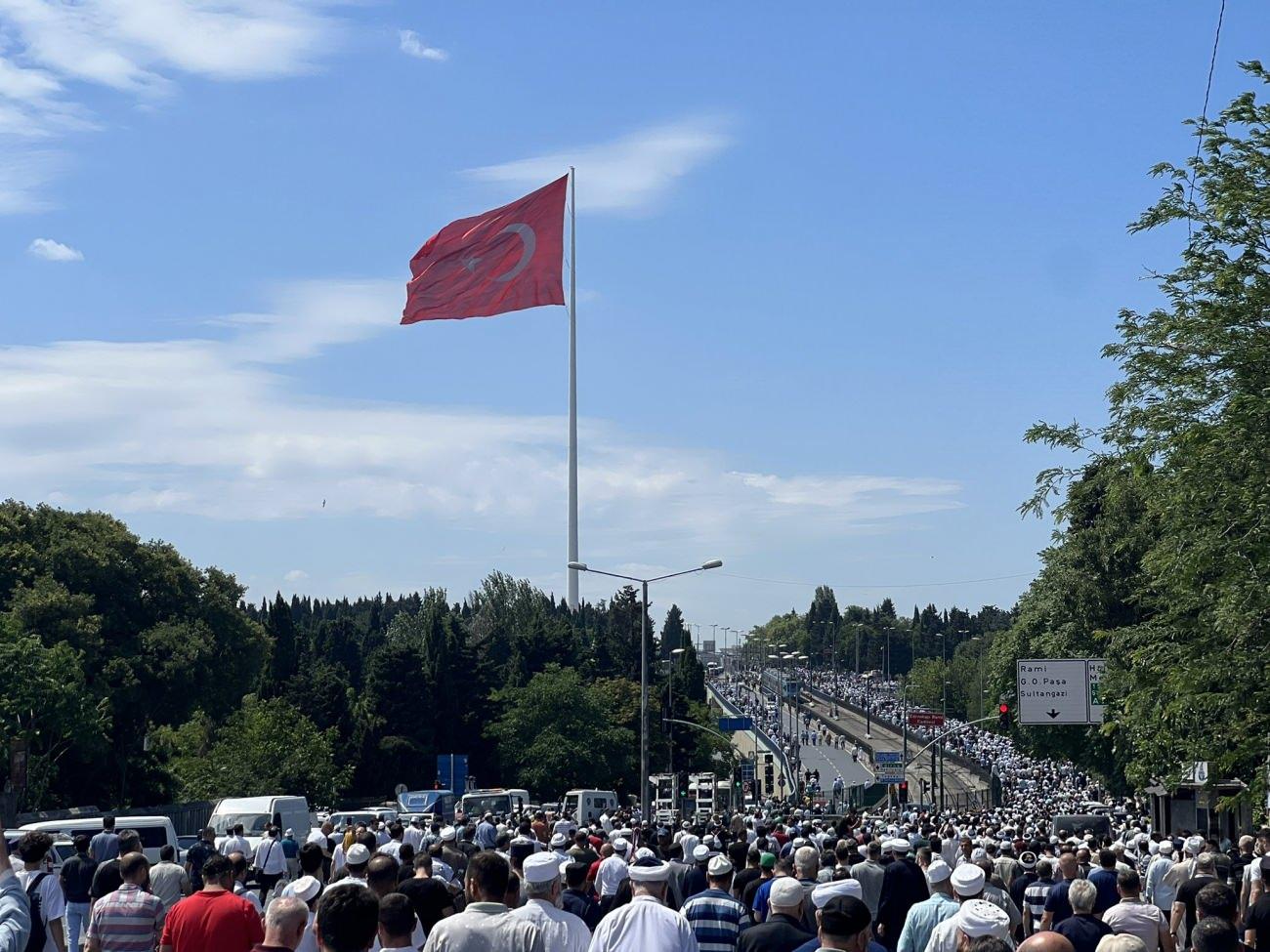Mahmut Efendi Hazretlerinin cenazesine insanlar Türkiyenin dört bir yanından akın etti