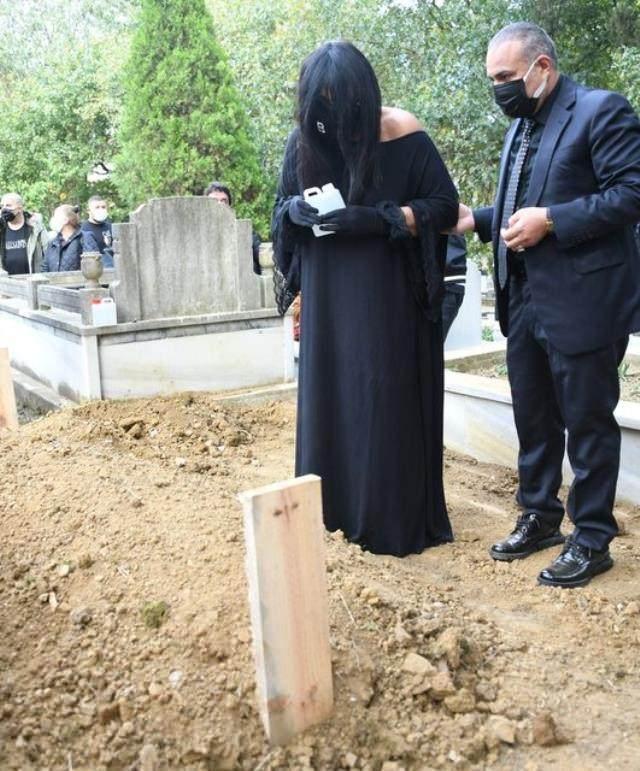 Bülent Ersoy babası Fikret Erkoçun cenaze töreninde