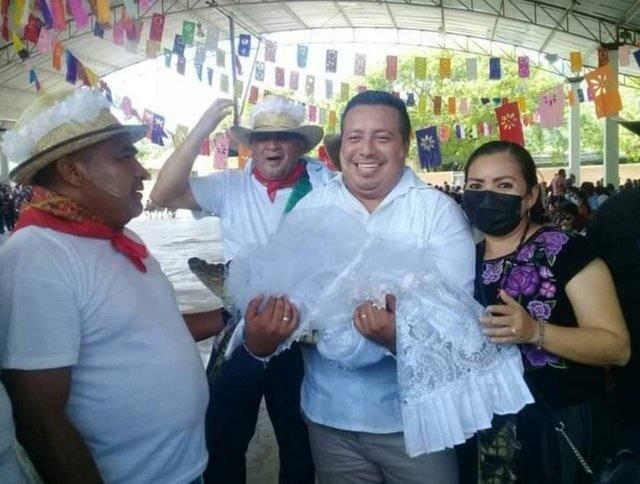 Belediye Başkanı Victor Hugo Sosa Garcia timsah gelini kucağında taşıdı
