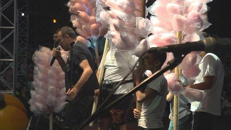 Haluk Levent konser alanında pamuk şeker dağıttı