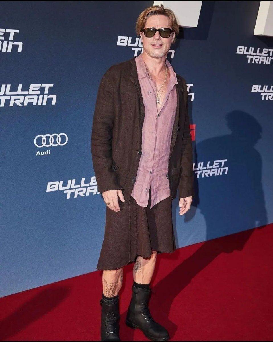 Brad Pitt kırmızı halıda etek giydi