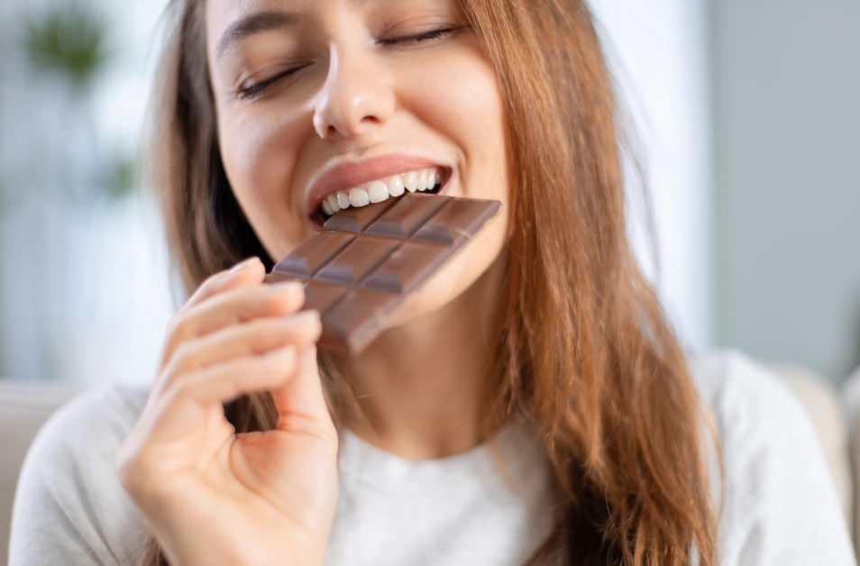 çikolata yiyen kadın