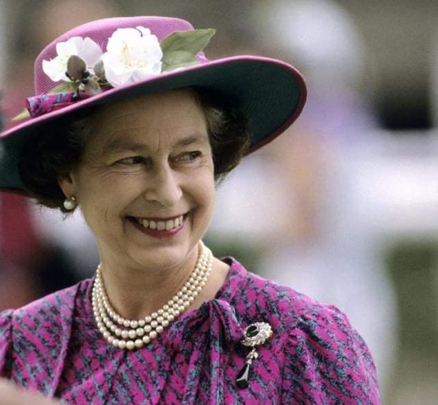 kraliçe II. Elizabethin şapkaları