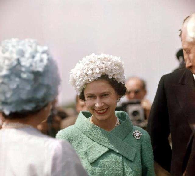 kraliçe II. Elizabethin şapkaları