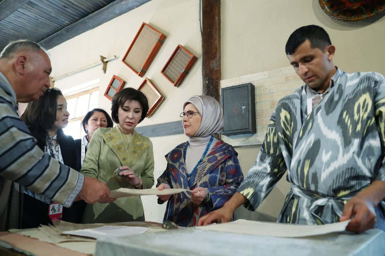 Emine Erdoğan Özbekistandaki kağıt fabrikasını ziyaret etti