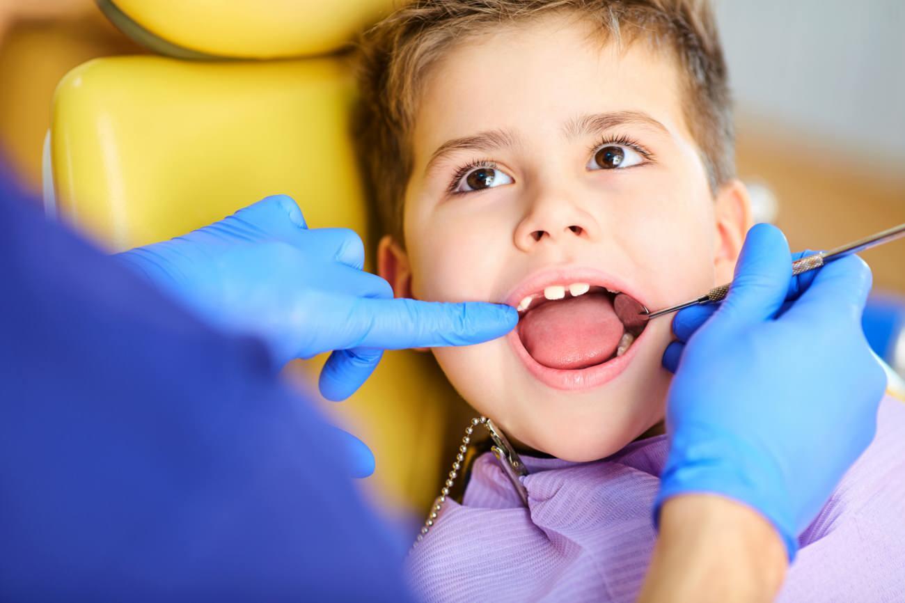 çocukların dişçiye gitmesi