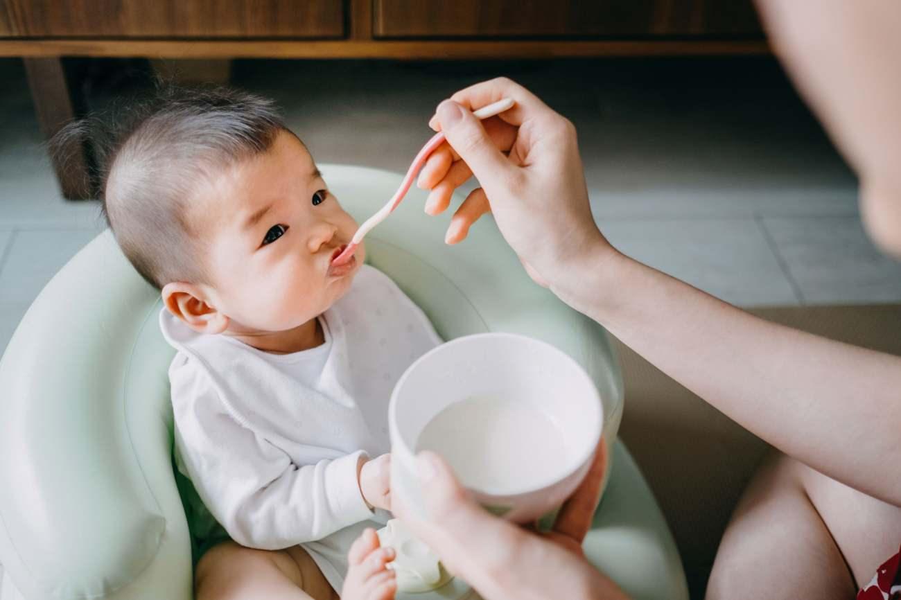 bebeğe yoğurt yedirme