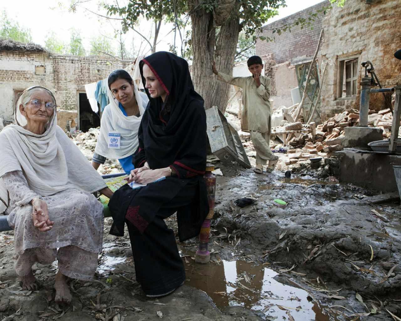  Angelina Jolie Pakistanı ziyaret etti