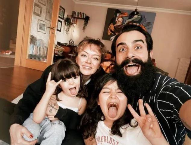 Gökhan Türkmen eşi ve çocuklarıyla 