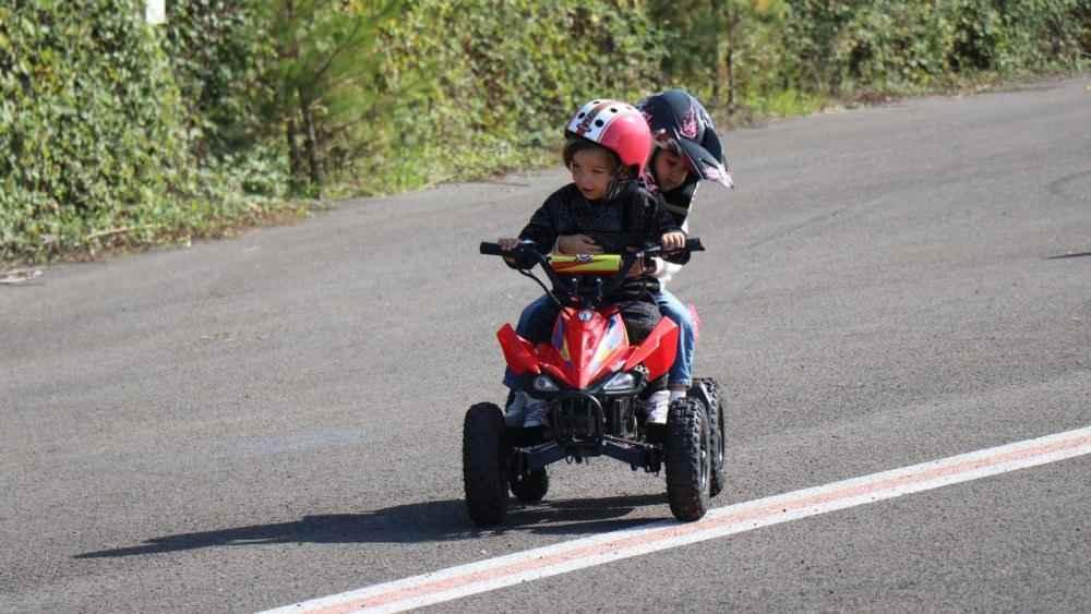 Kenan Sofuoğlu 4 yaşındaki Göktürke motosiklet hediye etti