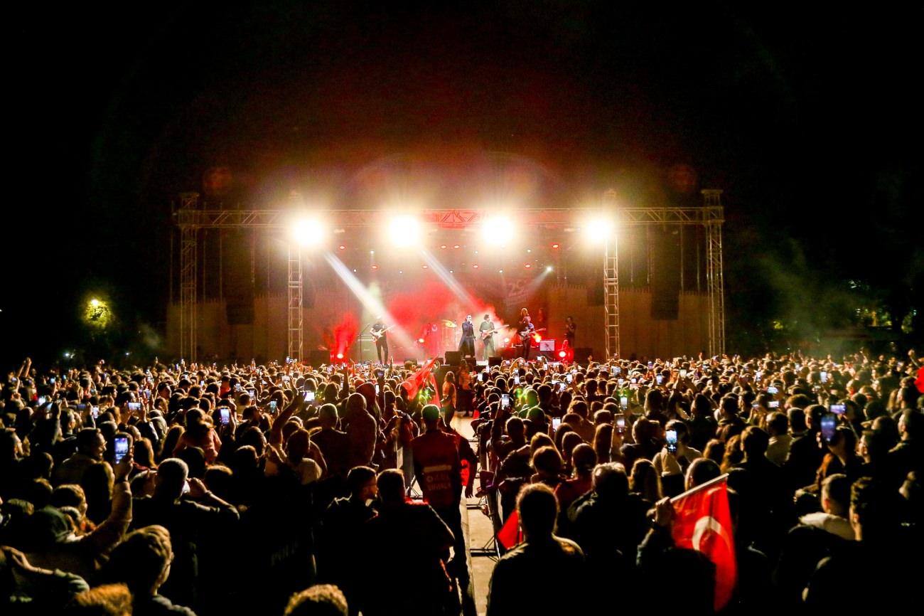 Şarkıcı Kıraç Cumhuriyet kutlamalarını gazi şehirlilerle yaptı