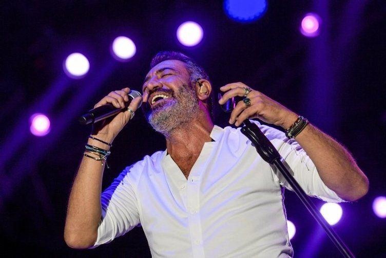 Hakan Altun took the stage at Harbiye Cemil Topuz Open Air Theater