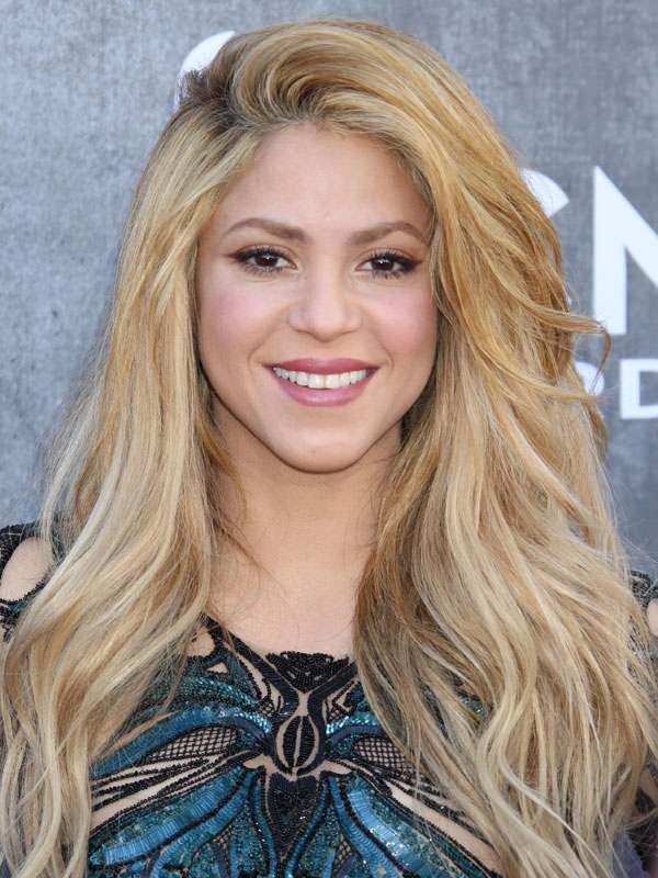 Shakira babasının ayaklarını öptü