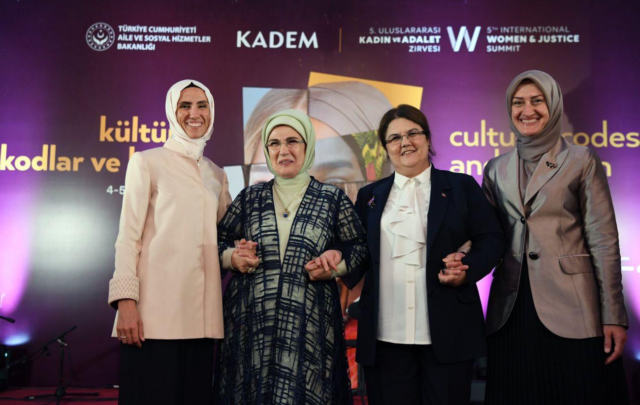 Emine Erdoğan Cezayir Ulusal Dayanışma, Aile ve Kadının Statüsü Bakanı Kaoutar Krikou ile bir araya geldi.
