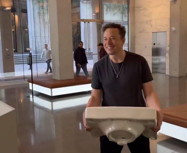 Elon Musk elinde lavaboyla twitter binasına girmişti