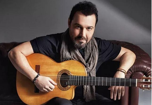 Yaşar dİvane albümü yakaladığı yüksek satış grafiğinden dolayı Altın Plak ile ödüllendirildi.