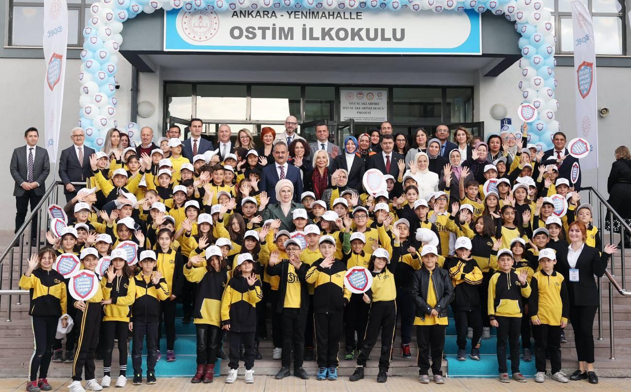 Emine Erdoğan Ostim İlkokulunu ziyaret etti