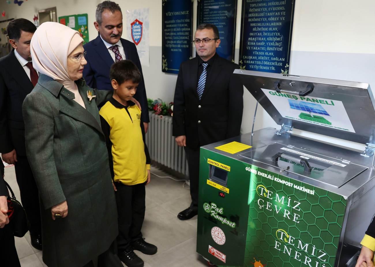 Emine Erdoğan Ostim İlkokulunun sıfır atık uygulamalarını kontrol etti