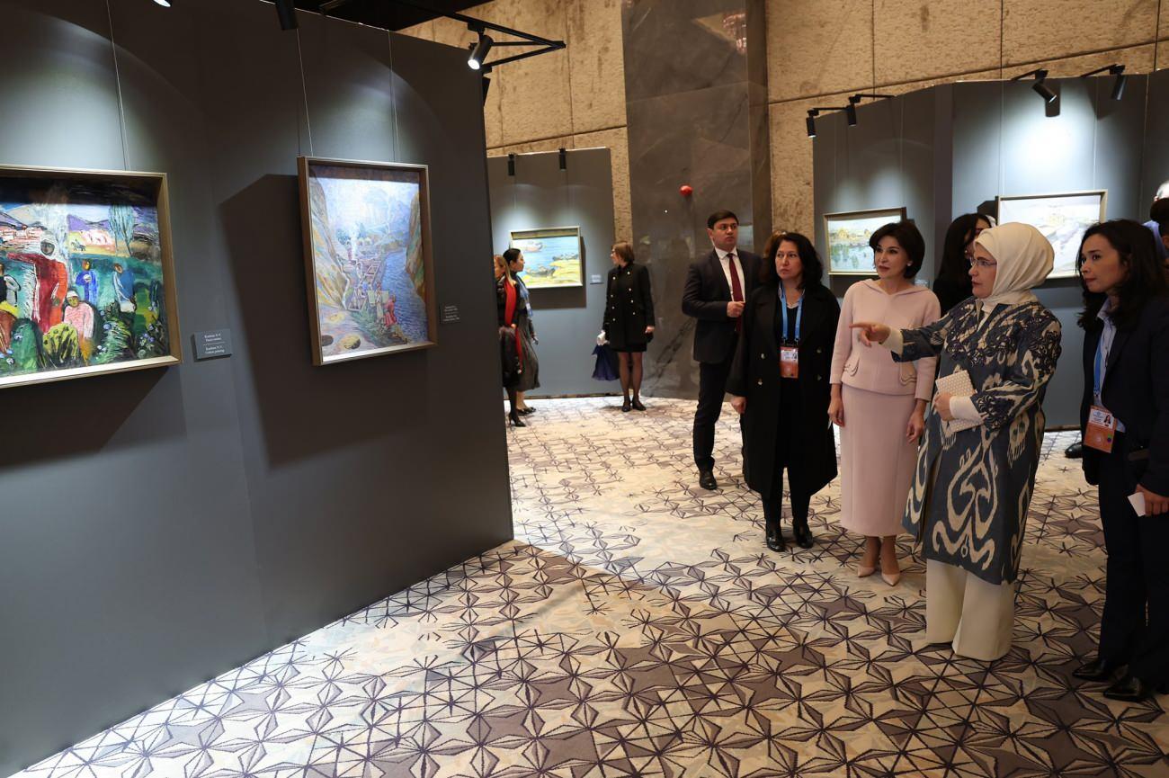 Emine Erdoğan Semerkantta Özbekistan Renkleri Sergisini ziyaret etti