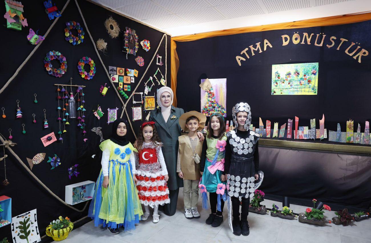 Emine Erdoğan Ankarada bulunan Ostim İlkokulunu ziyaret etti