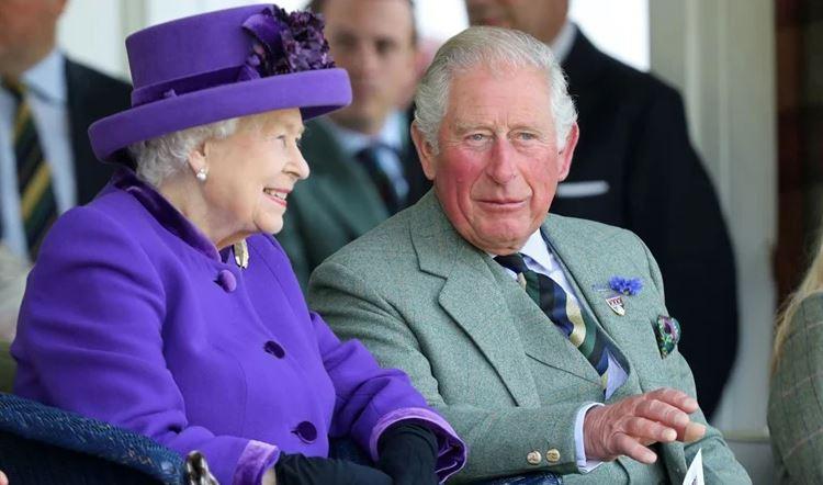 Kraliçe II. Elizabeth ve oğlu Prens Charles