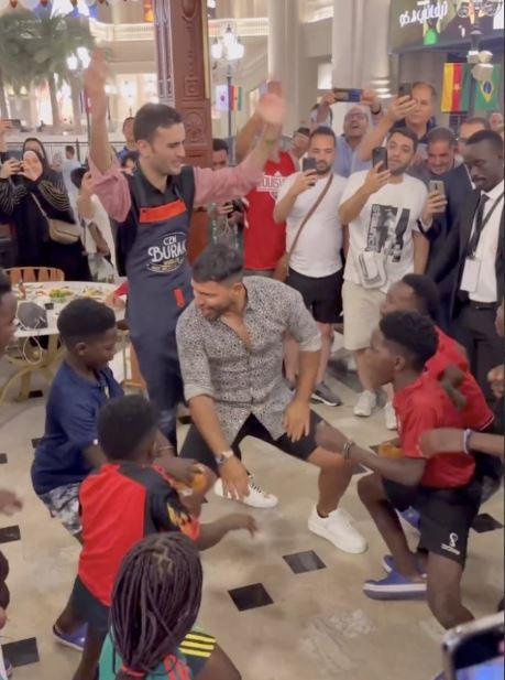 Burak özdemir bir grup afrikalı çocuklarla dans videosu paylaştı