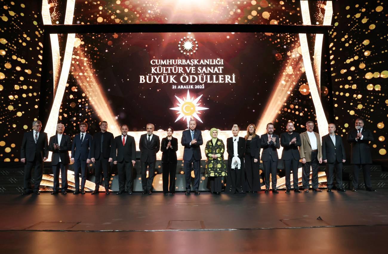 Emine Erdoğan ödül alan sanatçıları gönülden tebrik etti