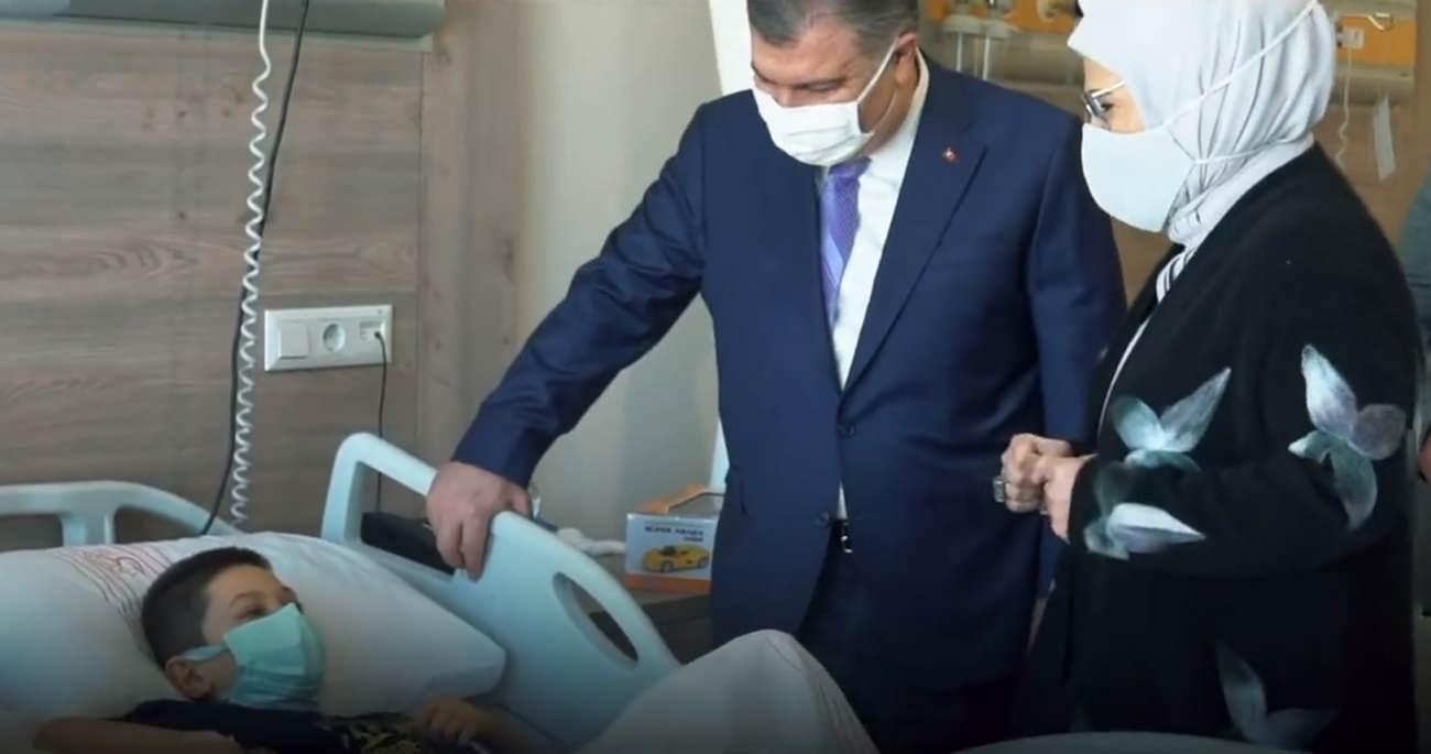 Emine Erdoğan Fahrettin Koca ile kanserli çocukları ziyaret etti