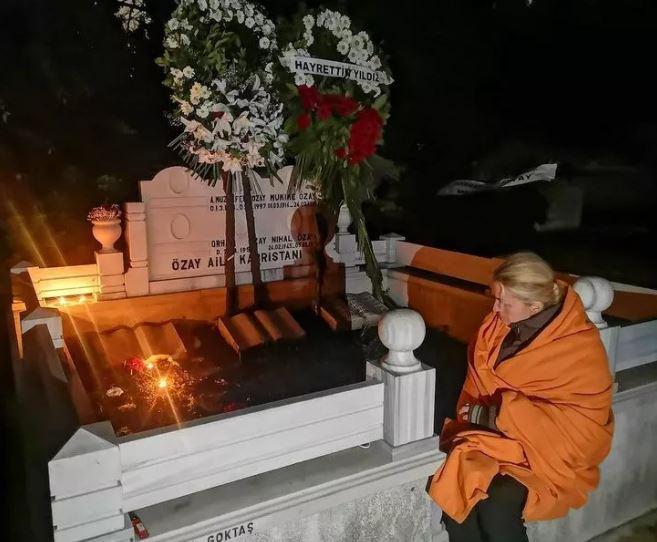 Tuğba Özay babasının mezarında sabahladı