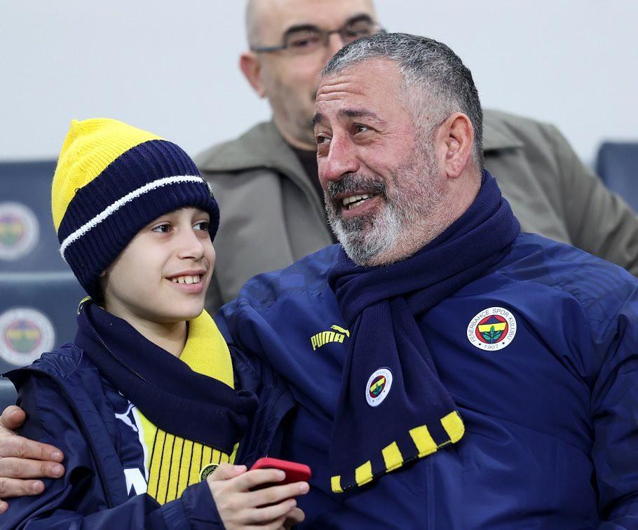 Cem Yılmaz oğluyla birlikte Fenerbahçe-Galatasaray maçını izledi