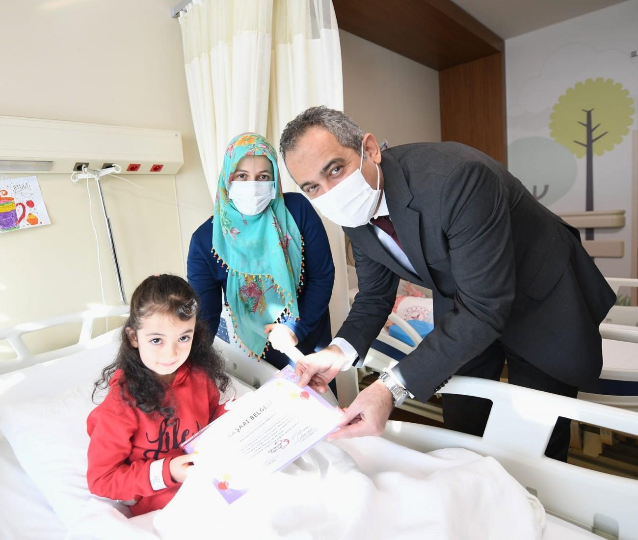 Emine Erdoğan hastanede tedavi gören çocuklara şifa dileklerini iletti