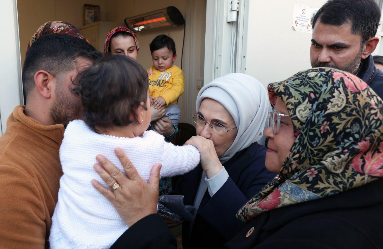 Emine Erdoğan depremzede aileleri ziyaret etti