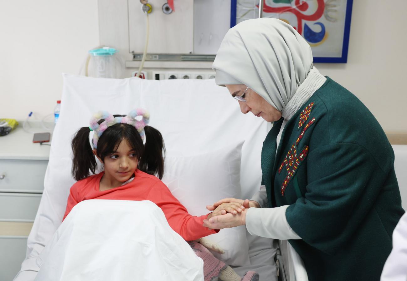 Emine Erdoğan afetzede çocukları ziyaret etti