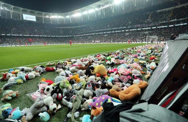 Beşiktaş maçında oyuncaklar atıldı